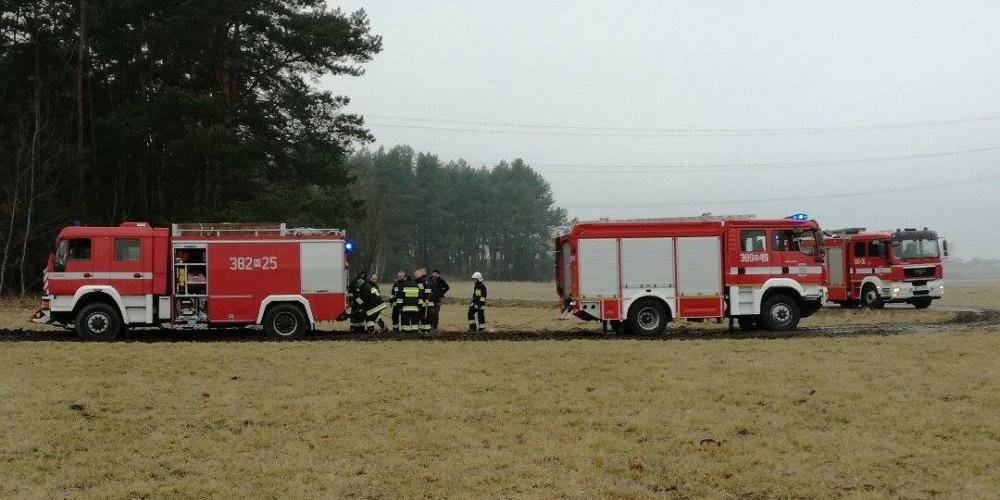 Jechały do pożaru, zakopały się w błocie