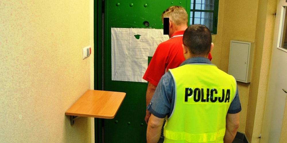 Schował się za szafą