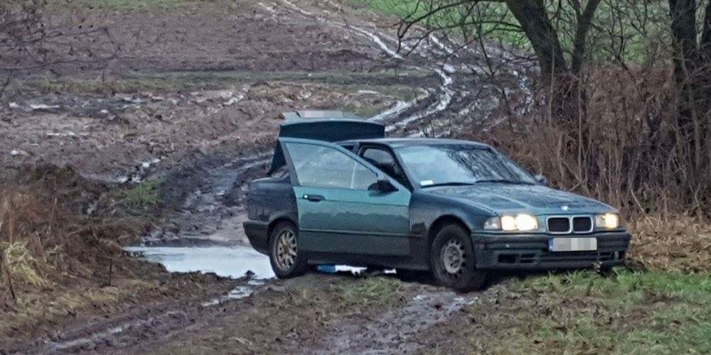 Uciekając przed policją, ugrzązł w błocie