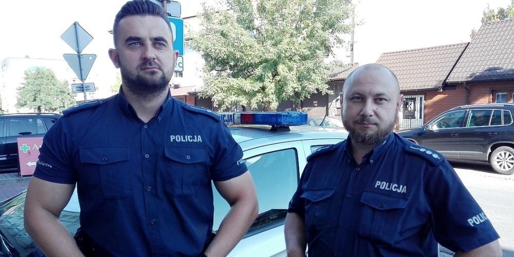 Mężczyzna się topił, uratowali go policjanci