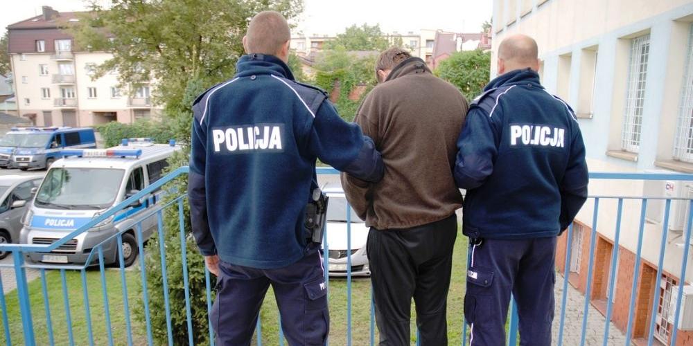 Schował się pod ubraniami na strychu