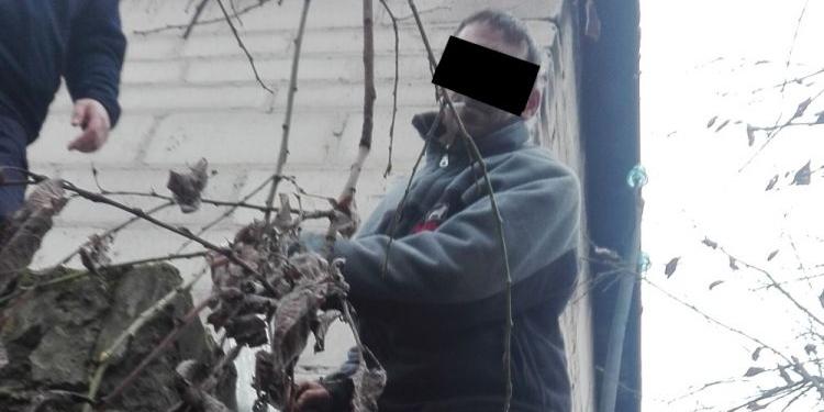 Przed policją ukrywał się na dachu