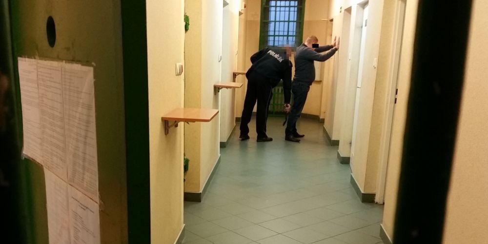 Ukradł samochód ze stacji paliw. Złapała go policja