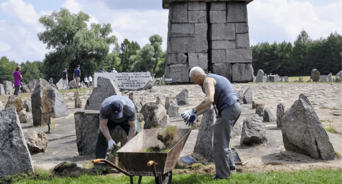 Osadzeni z siedleckiego zakładu karnego znów pomogą w Treblince. Wspólna inicjatywa z muzeum łączy historię, resocjalizację i edukację