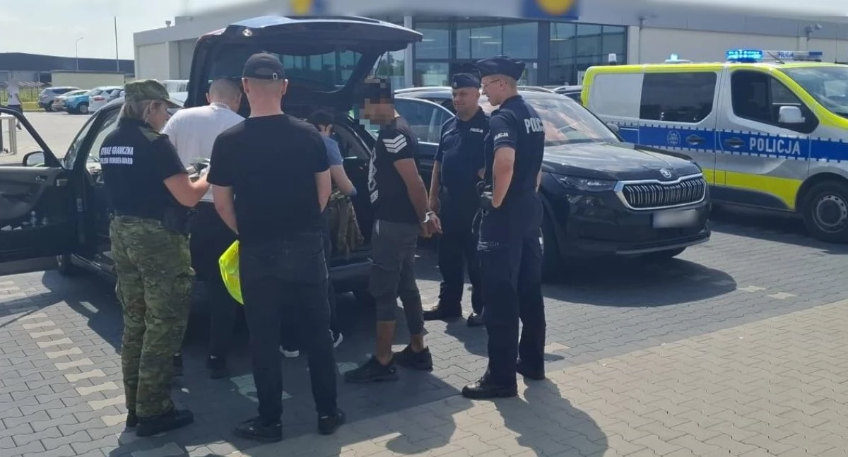 Przemytniczy kurs Citroenem. Pięciu migrantów z Afganistanu ukrytych w aucie – w tym w bagażniku