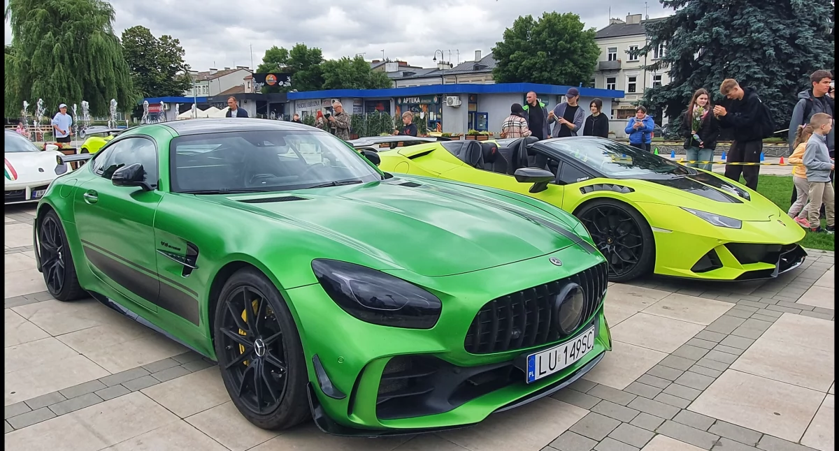 Sportowe emocje i charytatywny cel – „Supercar Taxi” na Placu Sikorskiego