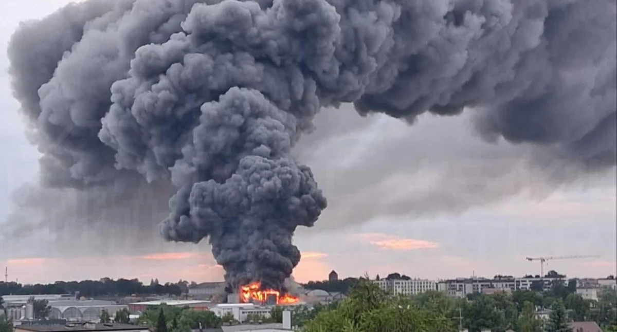 Pożar hali produkcyjnej w Mińsku Mazowieckim. 280 strażaków walczyło z ogniem przez całą noc