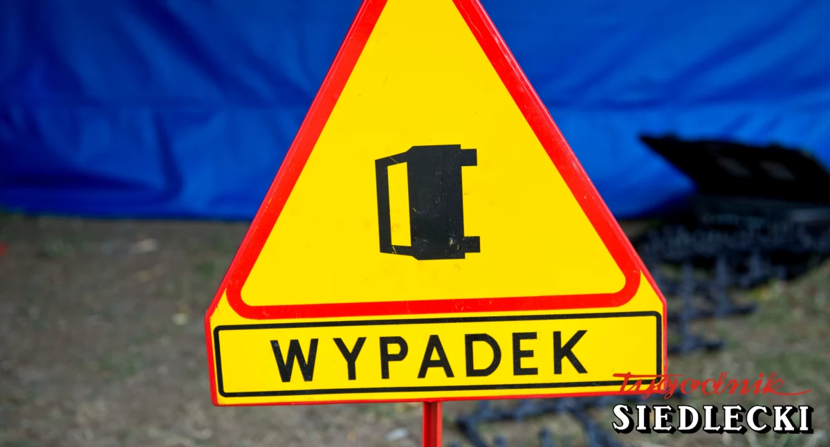 Dachowanie w Kamiankach Wańkach. 84-latek stracił panowanie nad autem, pasażerka wypadła przez okno