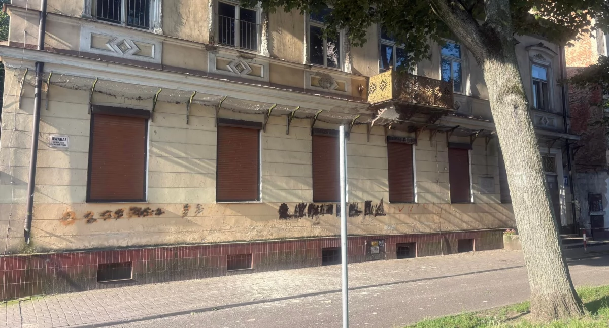 Siedlce: Fragment elewacji spadł na chodnik