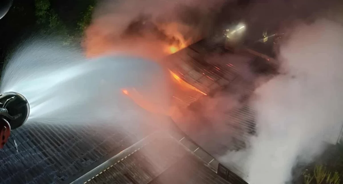 Groźny pożar hali w Kałuszynie. Na miejscu działały 23 jednostki straży pożarnej