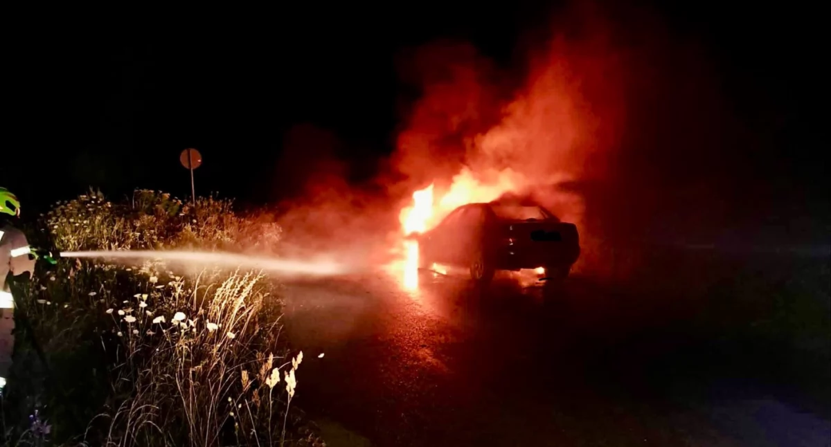Tragiczny pożar samochodu w Grabniaku. W pojeździe znaleziono zwęglone zwłoki