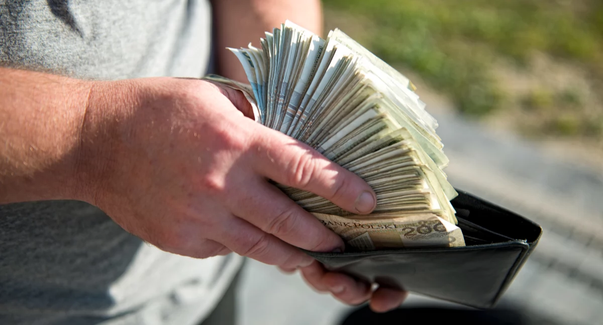 Pracownica banku uchroniła 42-latka przed stratą kolejnych pieniędzy...