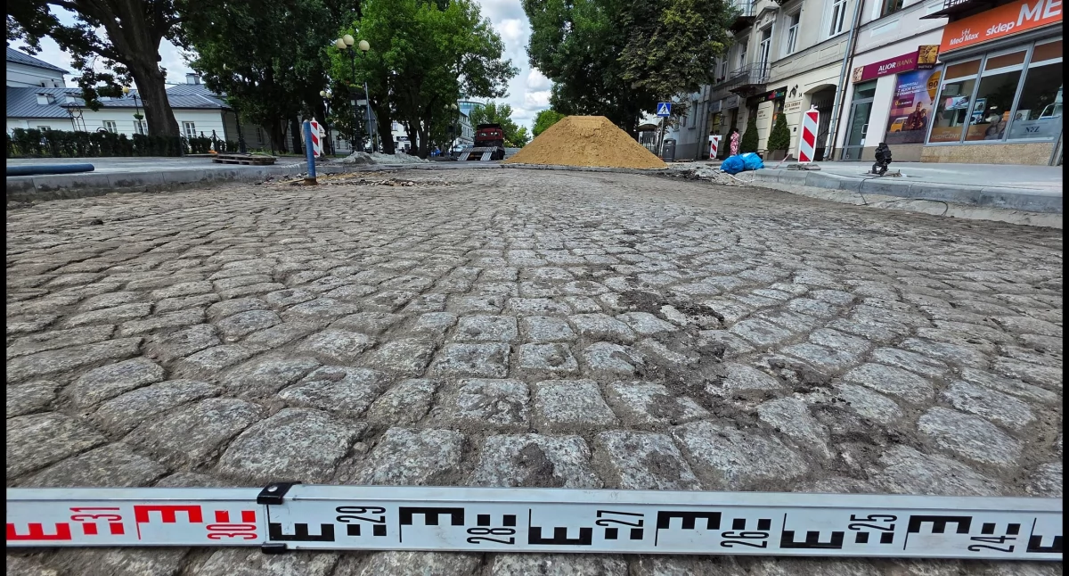 Granitowy bruk historii. Pod warstwą asfaltu w Siedlcach odkryto fragment zapomnianej ulicy