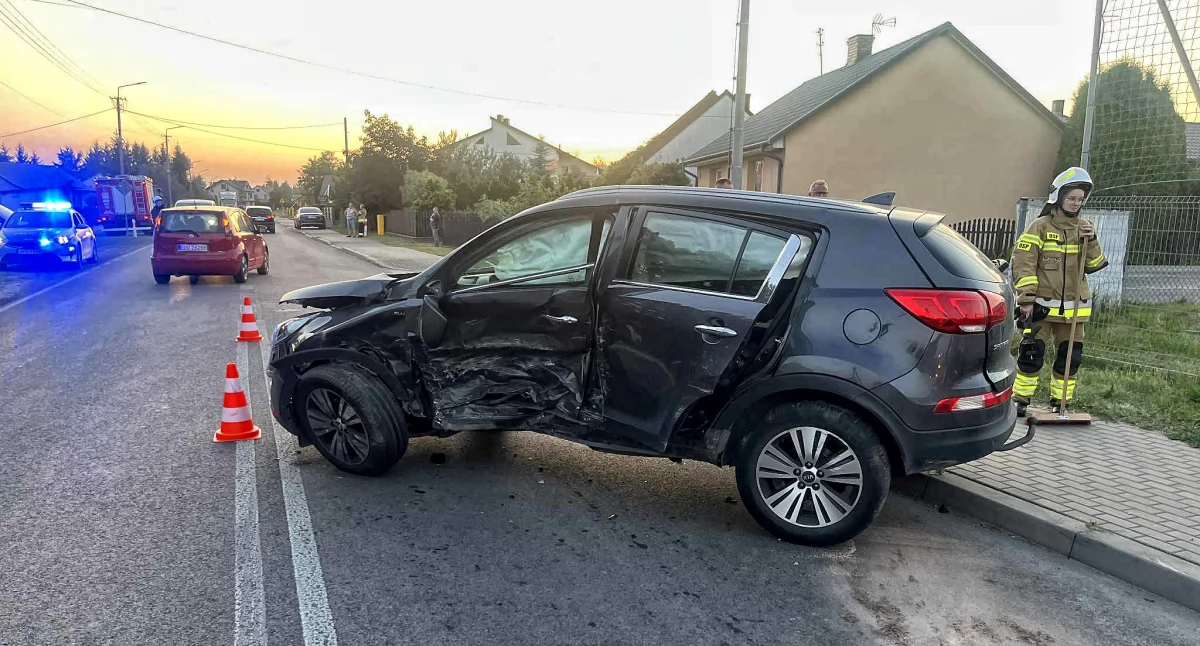 Zderzenie dwóch samochodów w Dąbiu. Jedna osoba w szpitalu