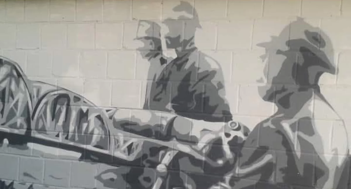 Historia to nie tylko wielkie bitwy. Graffiti na przystanku autobusowym w Mierzwicach przypomina