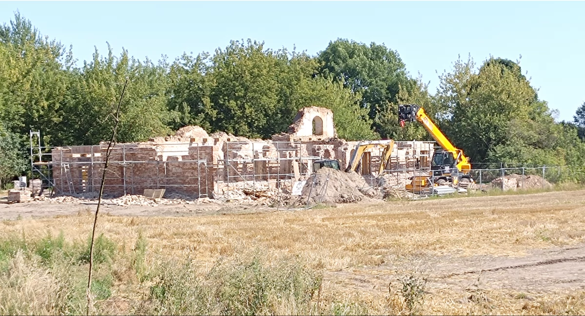 Być może gdzie indziej są zabytki piękniejsze, ale dwór w Iganiach jest dla nas jedyny