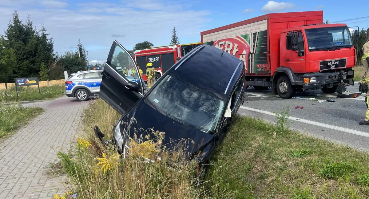 Groźny wypadek w Zbuczynie. Kobieta wyjeżdżała z parkingu, zderzyła się z ciężarówką