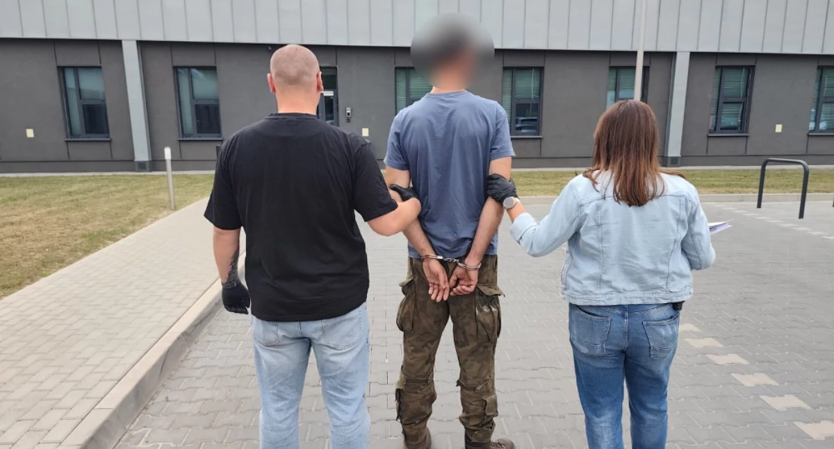 Policjanci z Mrozów zatrzymali włamywacza. Przy sobie miał kuszę i pistolet