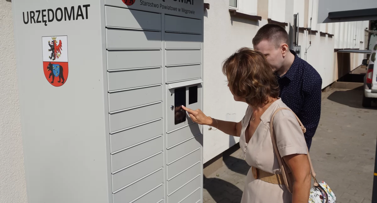 Przed Starostwem w Węgrowie: Urzędomat, podjazd dla niepełnosprawnych, winda i nowy plac