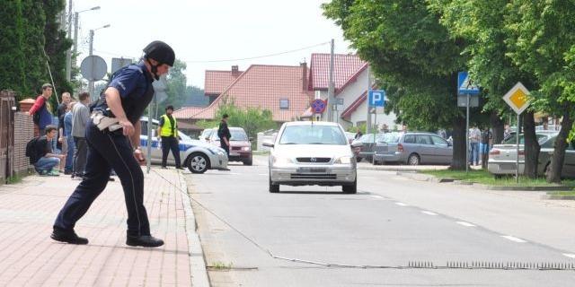 Policjanci na ćwiczeniach obronnych 