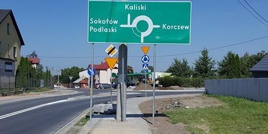 Słupy rosną na chodniku