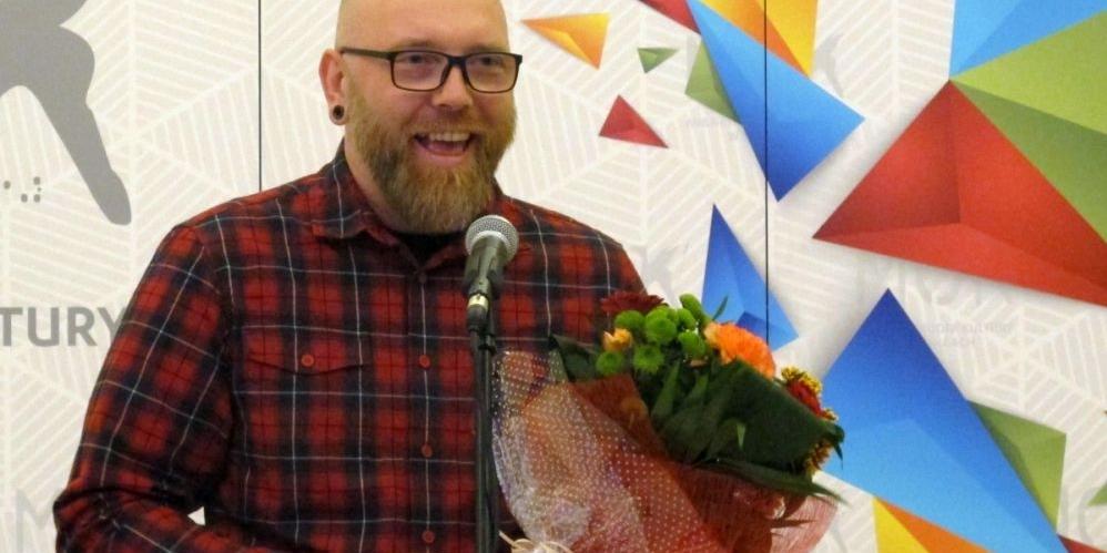 Mężczyzna z brodą, który najchętniej maluje facetów z zarostem...