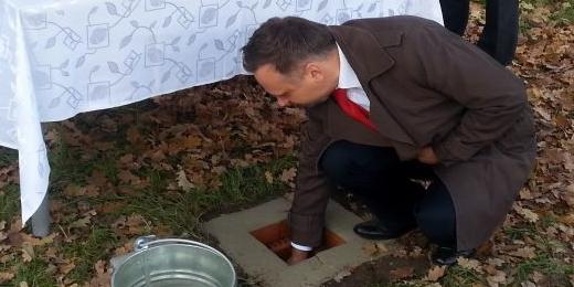 Akt erekcyjny jak kamień węgielny