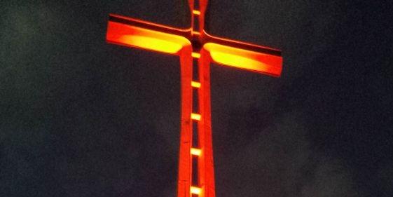 Krzyż Papieski rozbłysnął