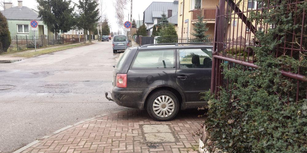 Parkują i zasłaniają widoczność!