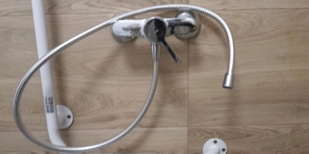 Słuchawkę prysznicową wziął na pamiątkę?