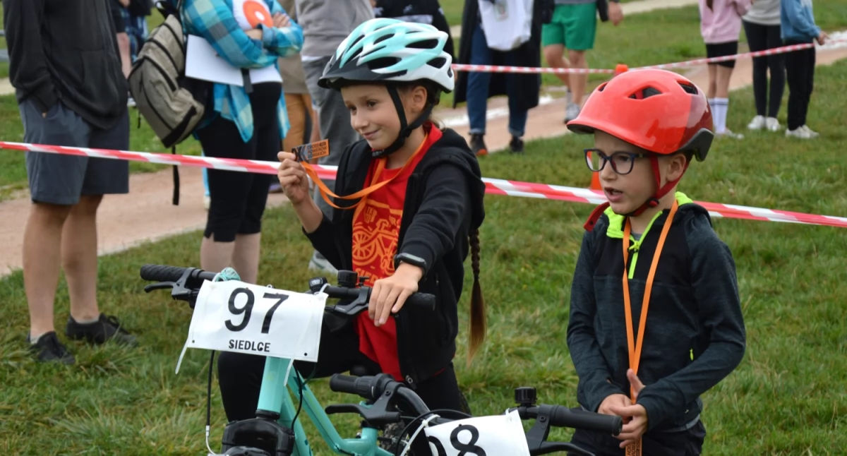 Pochmurna pogoda zakłóciła sportowe święto - Cros Rowerów Górskich i Turniej Siatkarskich Trójek w Siedlcach (zdjęcia)
