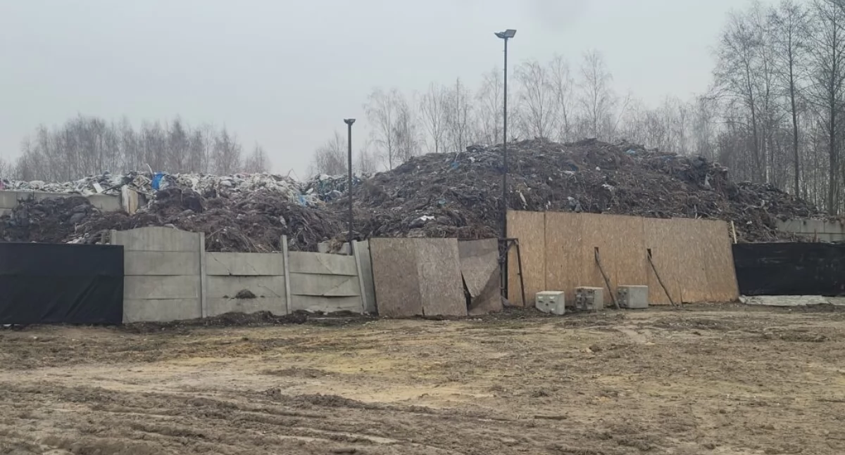 Mieszkańcy Walercina wreszcie odetchną? Marszałek nakazuje usunięcie góry śmieci