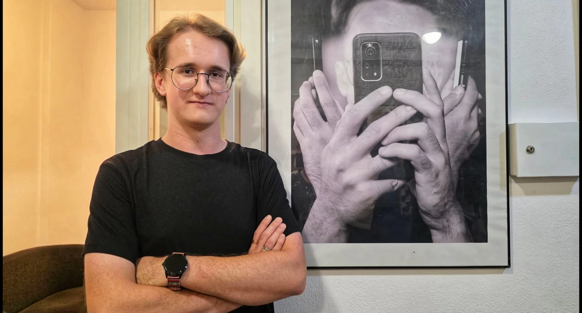 Fotografia i refleksja w Miejskiej Bibliotece Publicznej. Za nami wernisaż Miłosza Omelaniuka „(bez) Połączenia”