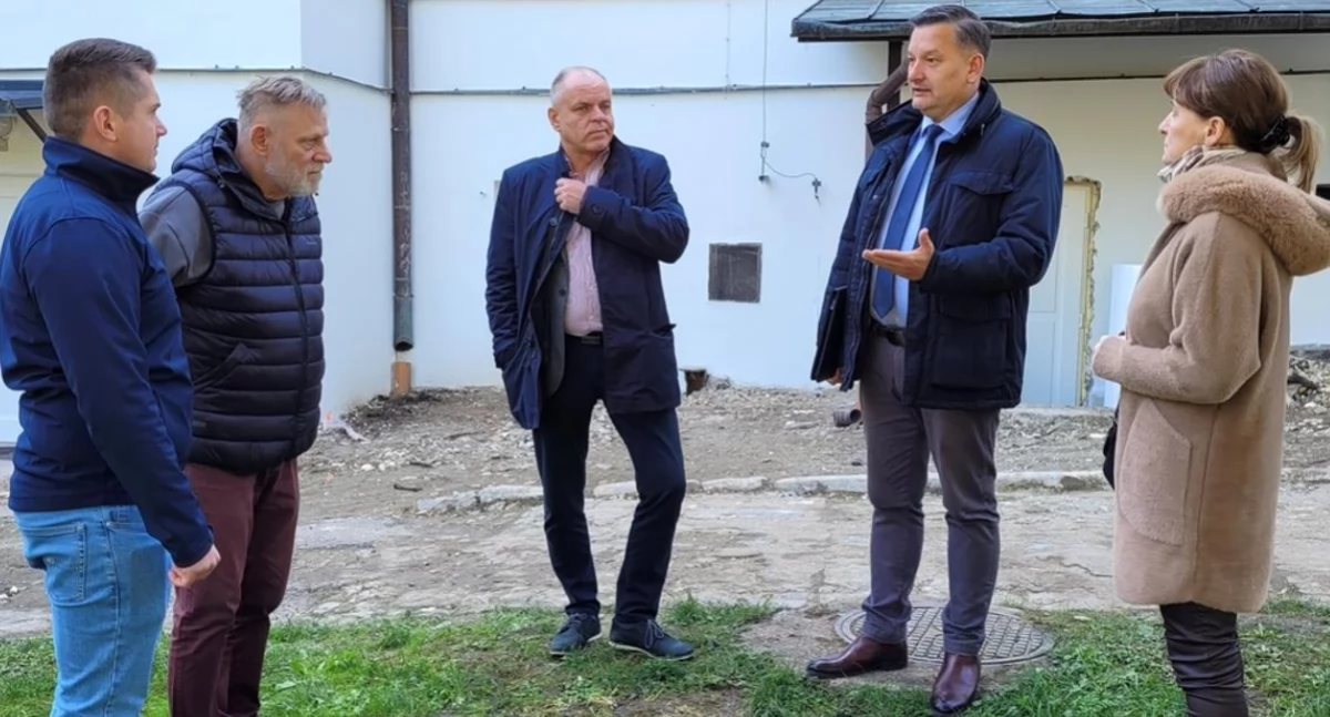 W Wirowie trwa remont zabytkowego DPS-u. Część prac już odebrana 