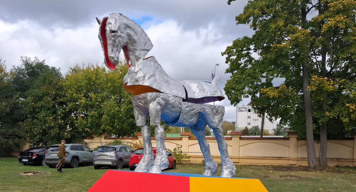  Poł miliona i koń w kawałkach. Pomnik Traumy Wojennej wzbudził duże kontrowersje!