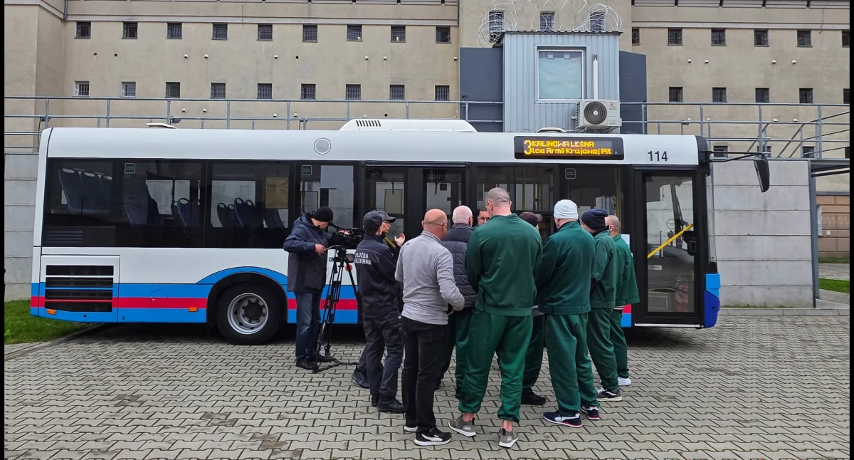 Zakład Karny Siedlce: „Cyfrowy Restart” – osadzeni uczą się smartfona, e-biletów i pisania sms