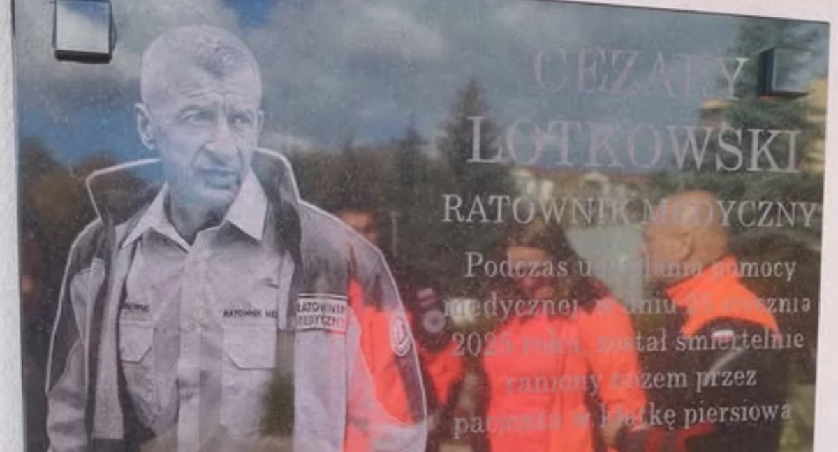 Ratownicy medyczni upamiętnili śp. Cezarego Lotkowskiego. W Dniu Ratownictwa Medycznego odsłonięto tablicę w Białej Podlaskiej