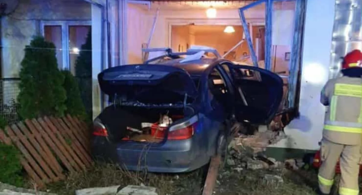 BMW wjechało w dom w Sokołowie Podlaskim. 53-letnia kobieta w szpitalu