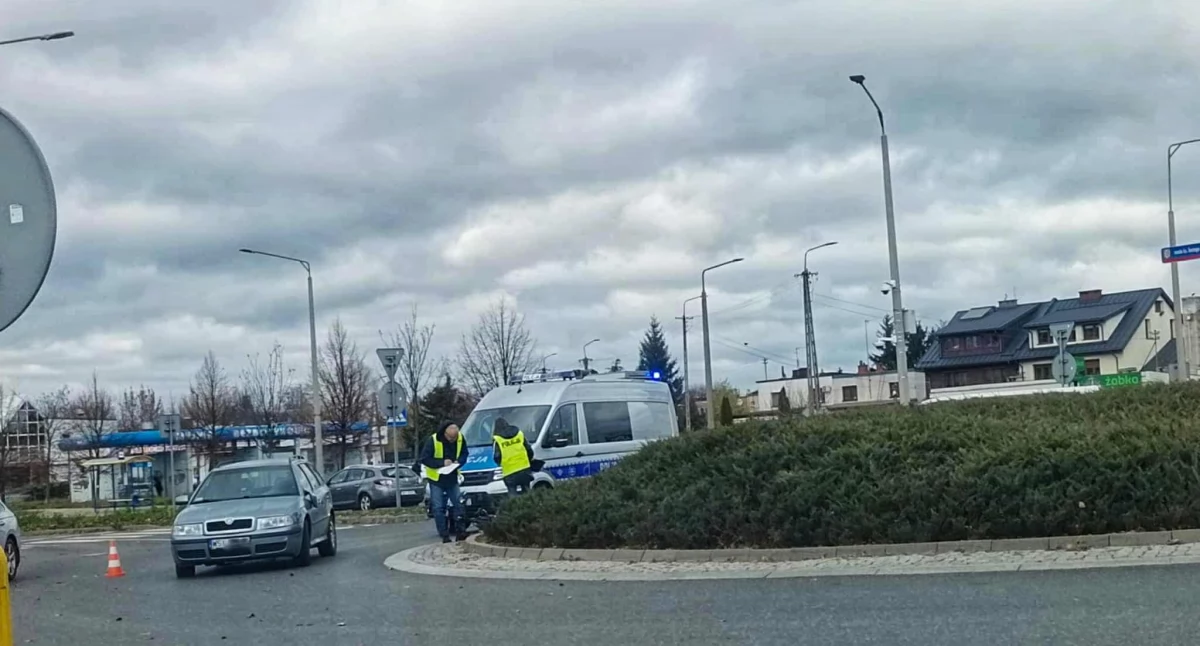 Potrącenie rowerzystki na rondzie w Siedlcach. Kobieta trafiła do szpitala