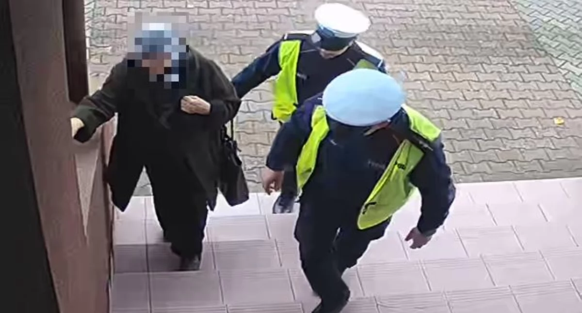 Garwolin: Policjanci pomogli zagubionej 84-latce na cmentarzu w Dzień Zaduszny