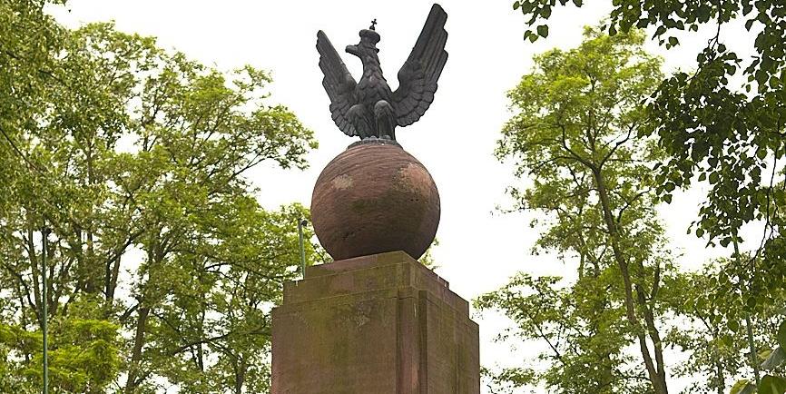 Pomnik, ławeczki i izba pamięci