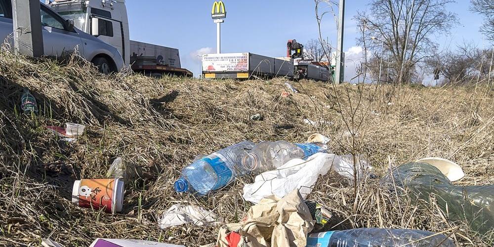 Parkingowy śmietnik