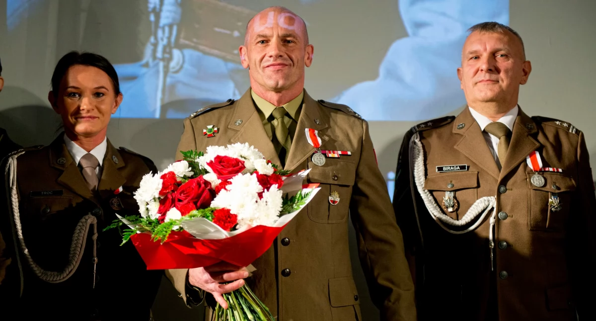 Akademia z okazji Święta Niepodległości w Siedlcach. Major Robert Borkowski odznaczony srebrnym medalem za zasługi dla obronności kraju