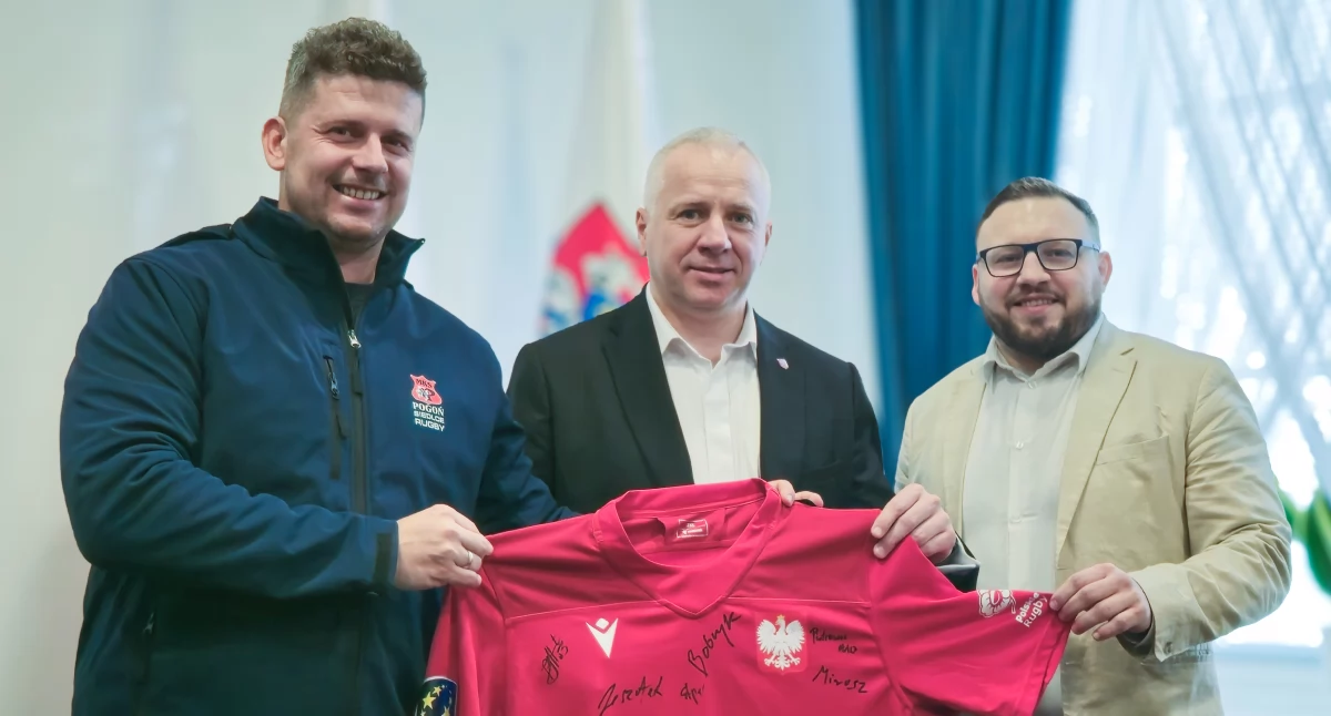 Prezydent Siedlec Tomasz Hapunowicz z rugbowym podziękowaniem 