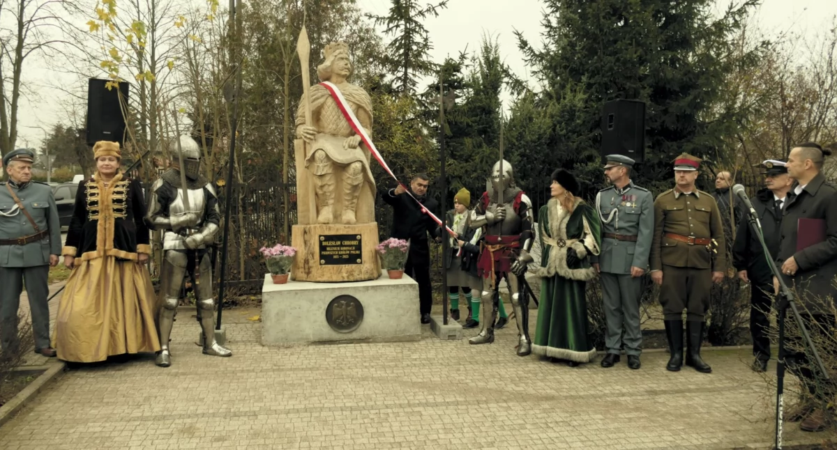 Łochów: Odsłonięto rzeźbę króla Bolesława Chrobrego