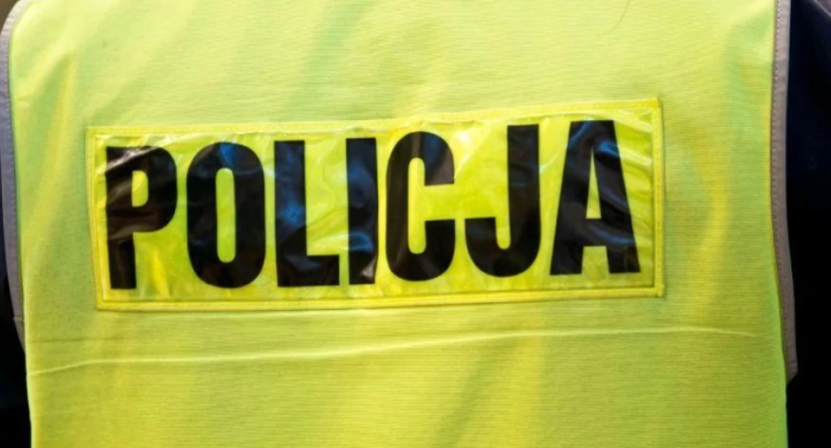 Zderzenie dwóch samochodów na DK50. Dwie osoby trafiły do szpitala, droga zablokowana.