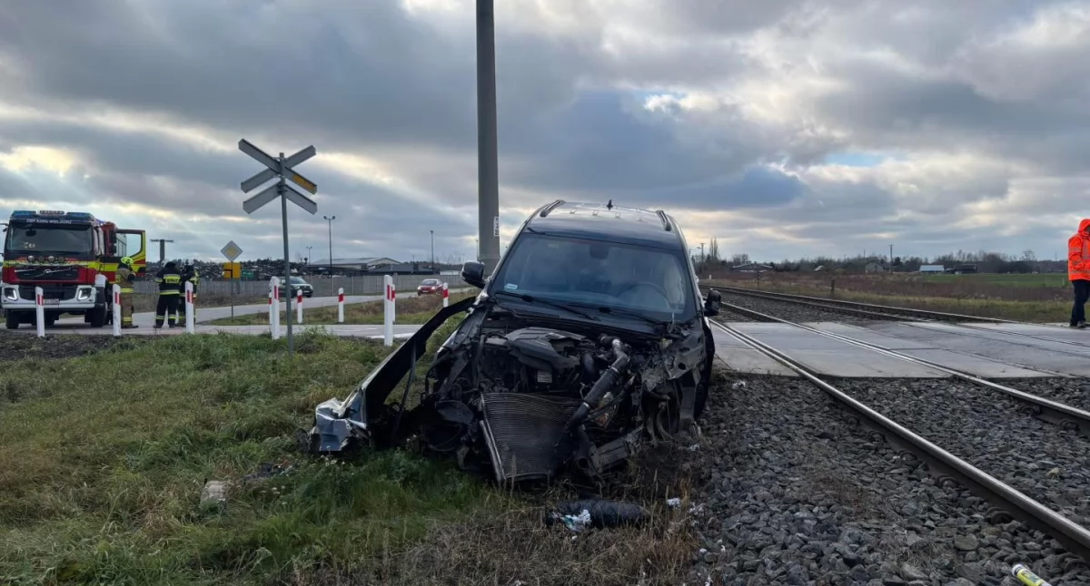Zderzenie pociągu z samochodem osobowym w Mordach! Ruch pociągów wstrzymany 