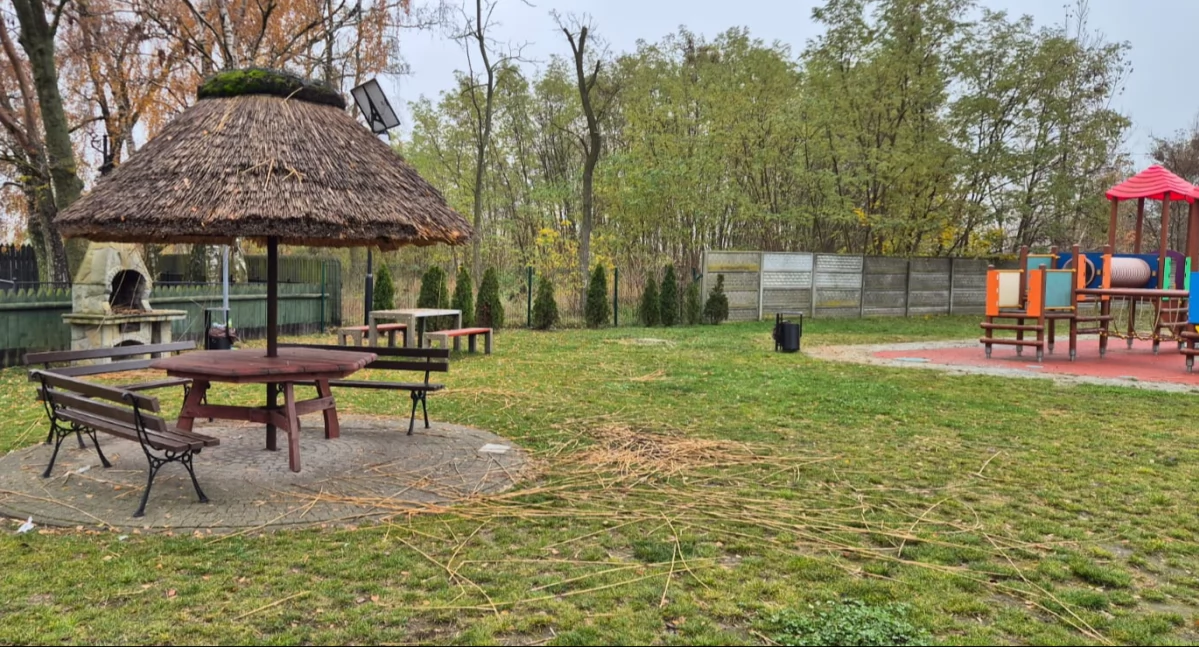 Wandalizm na placu zabaw w Dobrem. Władze miasta: „Nie będziemy tolerować dewastacji mienia publicznego”