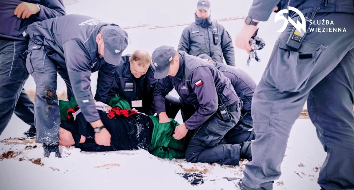 Ćwiczenia służb w Zakładzie Karnym w Siedlcach. Straż Pożarna, Policja i Służba Więzienna trenowały pożar i próbę ucieczki osadzonych