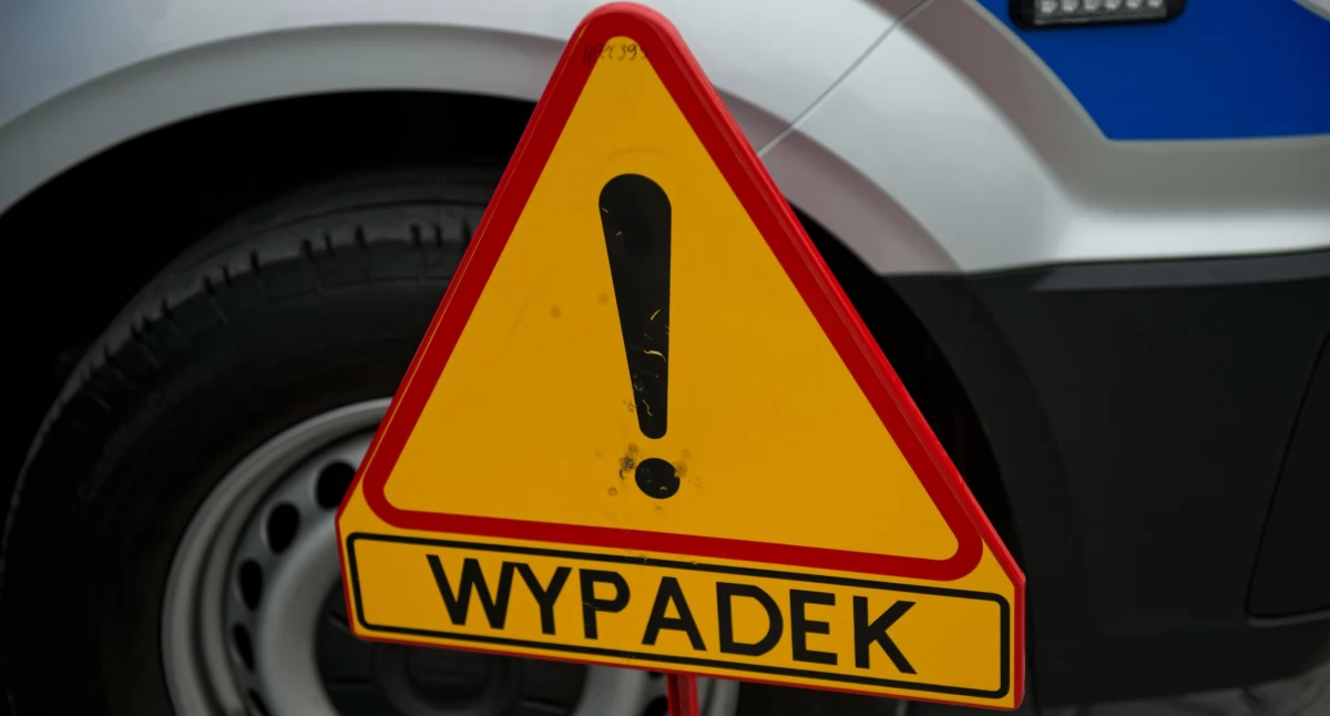 Wypadek na A2 pod Siedlcami. Kierowca zakleszczony w aucie po uderzeniu w bariery